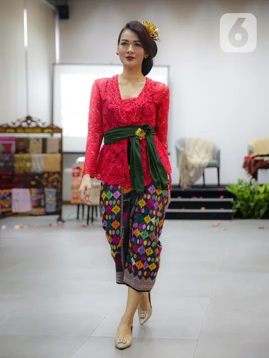 Anggota Perempuan Pelestari Budaya Indonesia mengenakan kebaya Bali dalam Fashion Show Virtual di Jakarta, Sabtu (21/11/2020). Acara ini bertujuan eksplorasi yakni mengangkat kembali minat wisatawan lokal maupun mancanegara untuk berkunjung kembali ke Bali. (Liputan6.com/Faizal Fanani)
