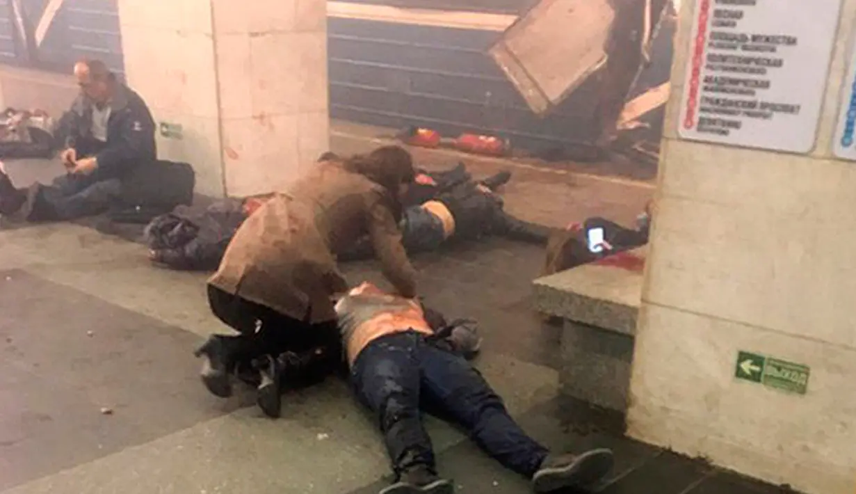 Sejumlah orang tergeletak di Stasiun kereta bawah tanah, Metro Sennaya Ploshchad di St Petersburg, Rusia, Senin (3/4). Dikabarkan 10 orang tewas dan 50 lainnya luka-luka. (AP Photo)