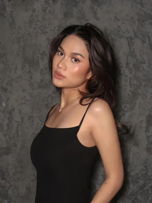 Paduan blush, kontur, dan highlight menonjolkan tulang pipi yang bikin Azizah terlihat lebih fierce. [@azizahsalsha_]