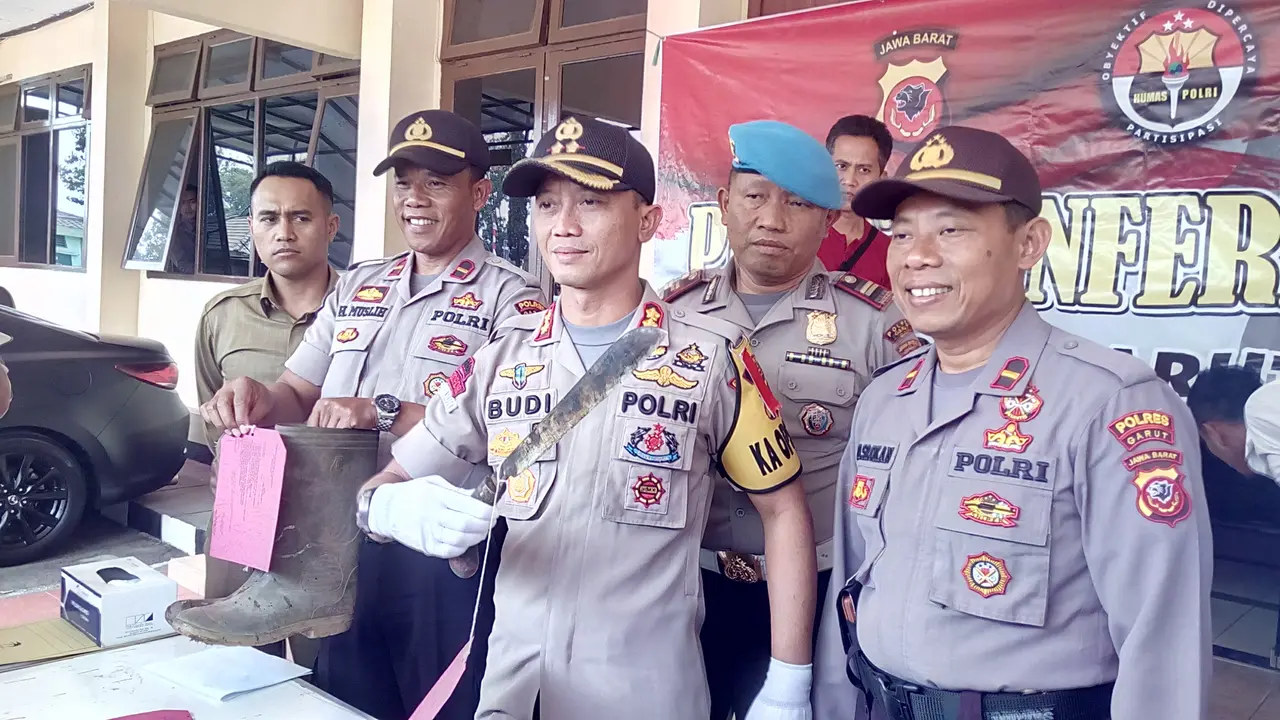 Kapolres Garut AKBP Budi Satria Wiguna menunjukan sebilah golok yang digunakan tersangka AA untuk menghabisi nenek tua di Garut