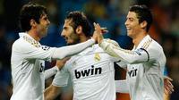 Cristiano Ronaldo (kanan) mendapat sambutan dari Kaka (kanan) dan Hamit Altintop usai menciptakan gol untuk Real Madrid yang menghadapi APOEL pada leg kedua perempat final Liga Champions di Santiago Bernabeu, Madrid, 4 April 2012. AFP PHOTO/DANI POZO