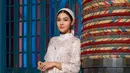 Gaya Naysila Mirdad dengan dress beraksen lace dan bordir yang dipadukan dengan turban ini bisa jadi referensi untuk baju lebaran 2024. [@naymirdad]