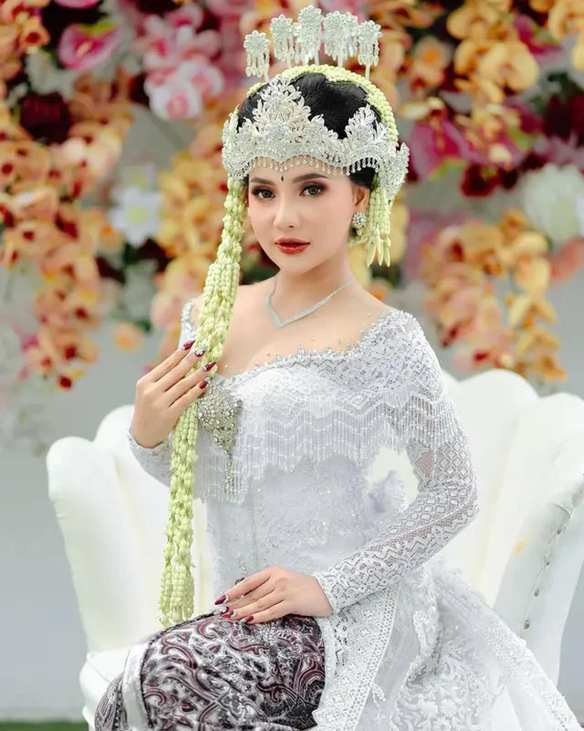 7 Potret Penyanyi Lala Widy Pakai Gaun Pengantin Adat Sunda, Tampil Anggun