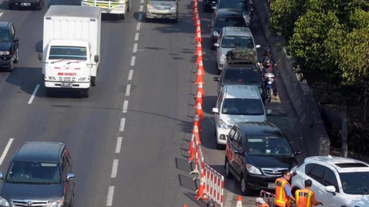 Pemandangan sepeda motor masuk Tol JORR depan Citos