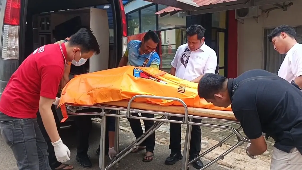 Jasad satu dari enam pelaku spesialis pencuri baterai tower Base Transceiver Station (BTS) yang baku tembak dengan polisi di Lampung, visum di RS Bhayangkara.