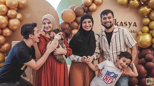 Disambut Keluarga, Ini 7 Momen Zaskia Sungkar Pulang ke Rumah Pasca Melahirkan