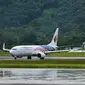 Sebuah pesawat Boeing 738 Malaysia Airlines mendarat di Langkawi dari Bandara Internasional Kuala Lumpur (6/9/2021). Pulau liburan dibuka kembali untuk turis domestik setelah penutupan karena pembatasan Covid-19. (AFP/Mohd Rasfan)