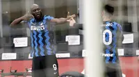 Striker Inter Milan, Romelu Lukaku (kiri) bersama Lautaro Martinez melakukan selebrasi usai mencetak gol ketiga timnya ke gawang AC Milan dalam laga lanjutan Liga Italia 2020/21 pekan ke-23 di San Siro Stadium, Minggu (21/2/2021). Inter Milan menang 3-0 atas AC Milan. (AP/Antonio Calanni)