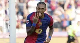 Pemain Barcelona Raphinha melakukan selebrasi usai mencetak hat-trick pada laga Liga Spanyol 2024/2025 melawan Valladolid di Stadion Olimpiade, Barcelona, ​​​​Spanyol, Sabtu (31/8/2024). (Foto AP/Joan Monfort)