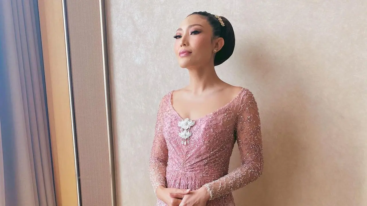 6 Inspirasi Kebaya Dress Artis untuk Hari Kartini, dari Ayu Dewi, Cinta Laura, hingga Nabila Syakieb