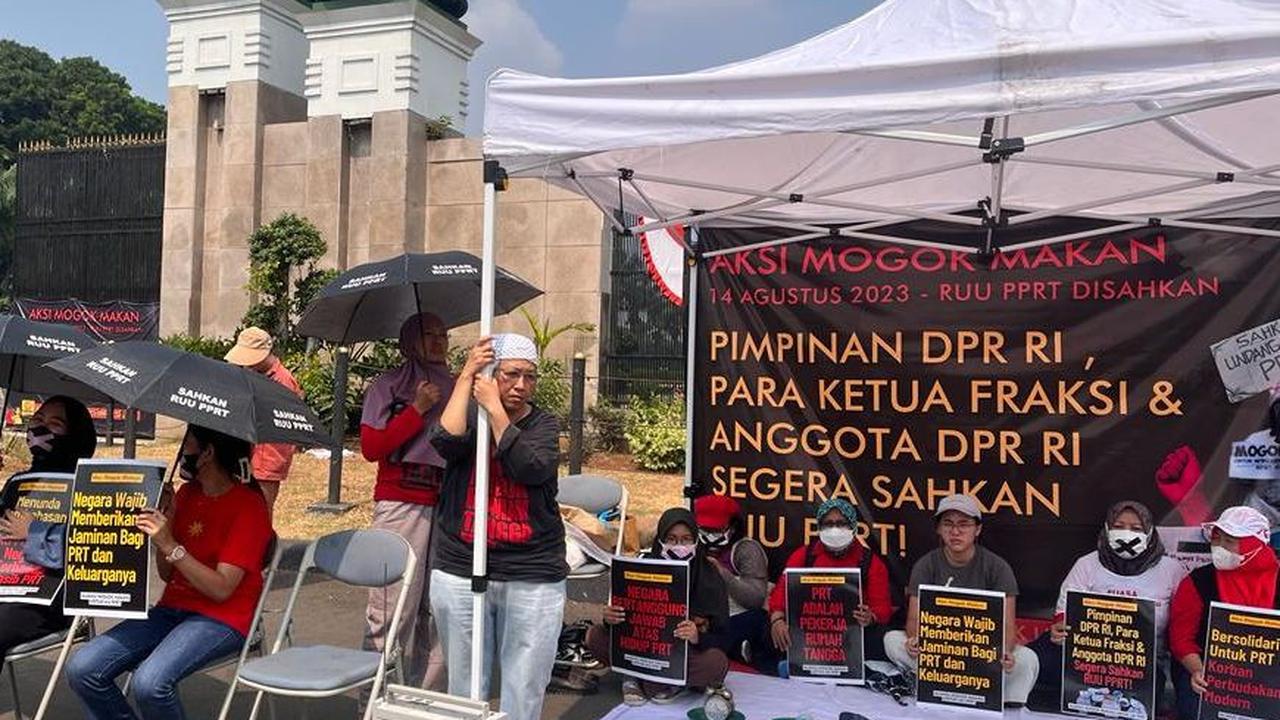 Para Pekerja Rumah Tangga (PRT) melakukan aksi mogok makan di depan Gedung DPR RI, Jakarta mulai Senin (14/8/2023). Aksi puasa massal ini akan dilakukan sampai
RUU PPRT disahkan menjadi undang-undang.