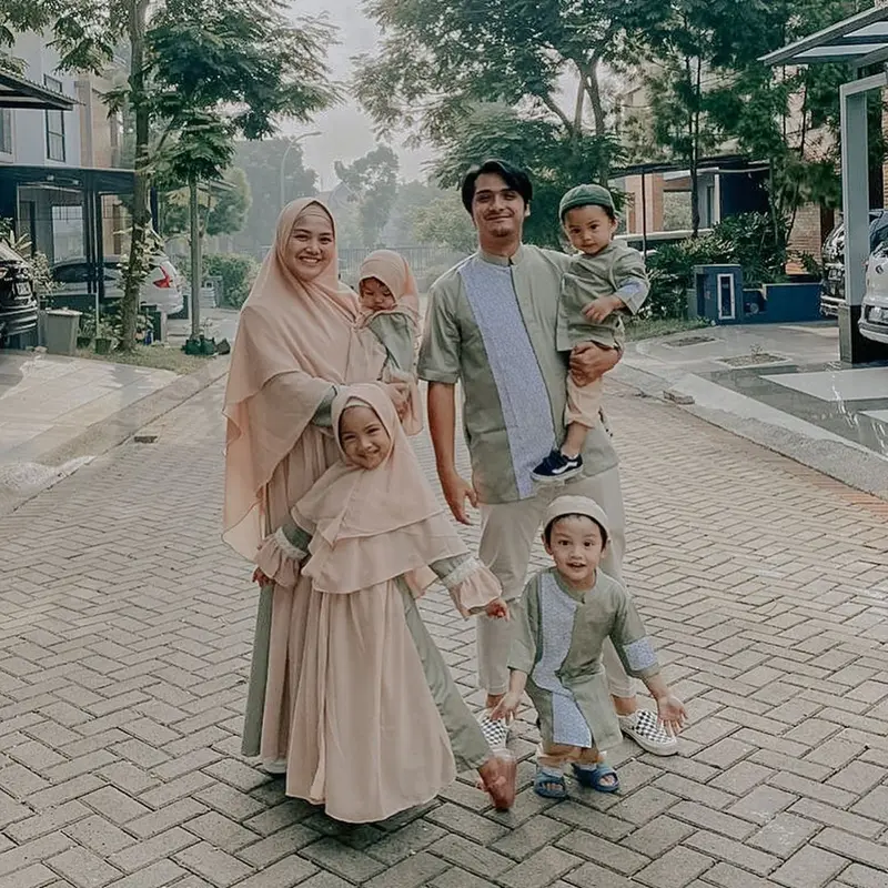 Dikaruniai Empat Anak, Ini 6 Potret Keluarga Kecil Ricky Harun dan Herfiza