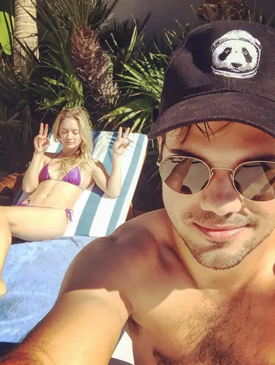 Melansir  Aceshowbiz.com (16/1), dilaporkan bahwa Taylor Lautner dan Billie Lourd berlibur bersama di Cabo San Lucas pada 13 Januari lalu. Keduanya sedang terlihat bersama di sebuah kolam renang dengan Billie yang mengenakan bikini.(doc.hollywoodlife.com)