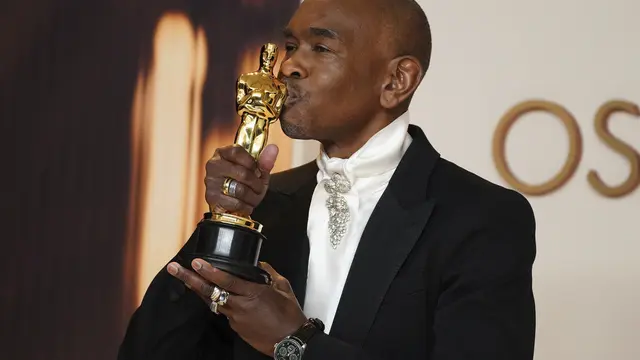 Paul Tazewell dalam Piala Oscar 2025. (Jordan Strauss/Invision/AP)