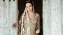 Menurut penuturan sang desainer di Instagram, kebaya Estelle terinspirasi dari pengantin Jogja. (Instagram/estelleelinden/prabawasurya).