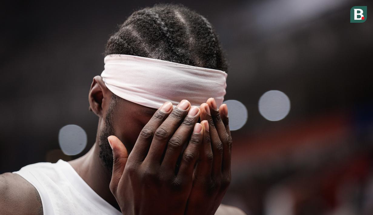 <p>Pebasket Pantai Gading, Bazoumana Kone berdoa sebelum laga kedua Grup G Piala Dunia FIBA 2023 melawan Iran di Indonesia Arena, Senayan, Jakarta, Senin (28/08/2023). (Bola.com/Bagaskara Lazuardi)</p>