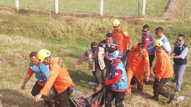 Petugas mengevakuasi korban kecelakaan tol Pemalang. (Foto: Liputan6.com/Humas Polres Pemalang/Muhamad Ridlo)