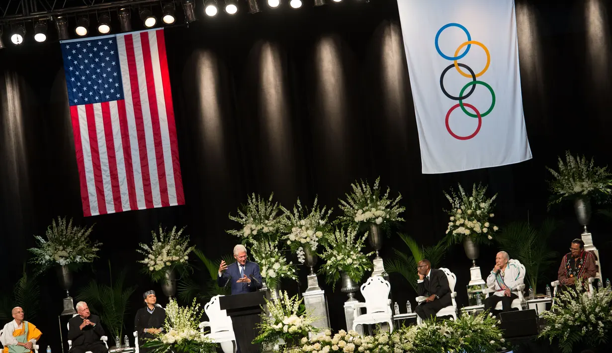 Selain pihak keluarga yang memberikan pidato, juga mantan Presiden Bill Clinton serta pemuka agama meyempatkan untuk menyampaikan pidato. Sebagai bentuk salam perpisahan dan penghormatan terakhirnya. (AFP/Bintang.com)