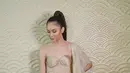 Ketika menghadiri sebuah acara, Yasmin Napper terlihat memesona dengan gaya vintage. Kali ini ia tampil dengan sleeveless dress berwarna krem dan makeup memukau. Rambut yang dikuncir itu membuatnya tampak mirip Ariana Grande. (Liputan6.com/IG/@rhay_david)