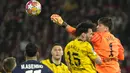 Kiper Borussia Dortmund, Gregor Kobel (kanan) berusaha meninju bola untuk mengamankan gawangnya saat menghadapi PSG pada laga leg kedua semifinal Liga Champions 2023/2024 di Parc des Princes Stadium, Paris, Rabu (7/5/2024). (AP Photo/Lewis Joly)