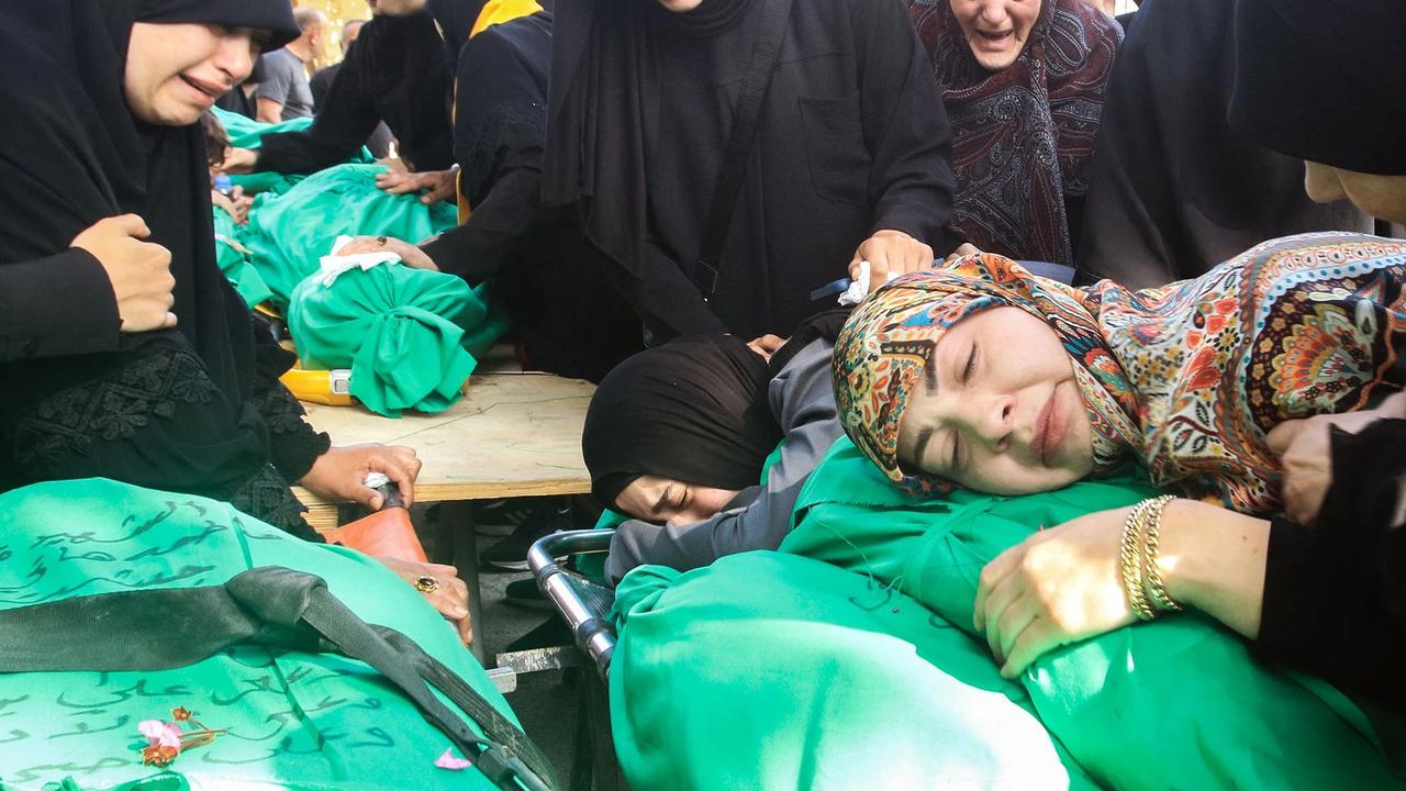 FOTO: Tangis Duka Warga Lebanon Setelah Serangan Israel