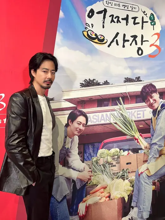 <p>Jo In Sung berpose dengan poster program barunya bersama Cha Tae Hyun. (Foto: Instagram/ zoinsung_official)</p>