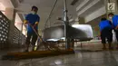 Petugas membersihkan lokasi wudhu Masjid Istiqlal, Jakarta, Selasa (8/5). Kegiatan ini dalam rangka menyambut bulan suci Ramadan yang akan segera tiba. (Merdeka.com/Imam Buhori)