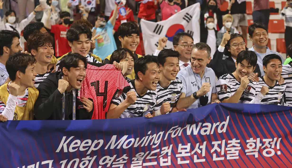 Skor 2-0 tak berubah hingga akhir laga dan memastikan Korea Selatan lolos ke Piala Dunia 2022 dengan predikat runner up di Grup A. Korsel tercatat berhasil mengoleksi 20 poin dalam delapan laga. (AFP/Karim Sahib)
