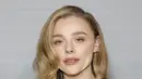 Chloe Grace Moretz berpose saat tiba menghadiri acara pemutaran perdana serial sci-fi "The Peripheral" Ace Hotel di Los Angeles pada Selasa, 11 Oktober 2022. Tampilan riasannya terdiri dari eyeshadow kemerahan, lipstik nude, dan perona pipi untuk tampilan dewy dan awet muda. (Frazer Harrison/Getty Images/AFP)