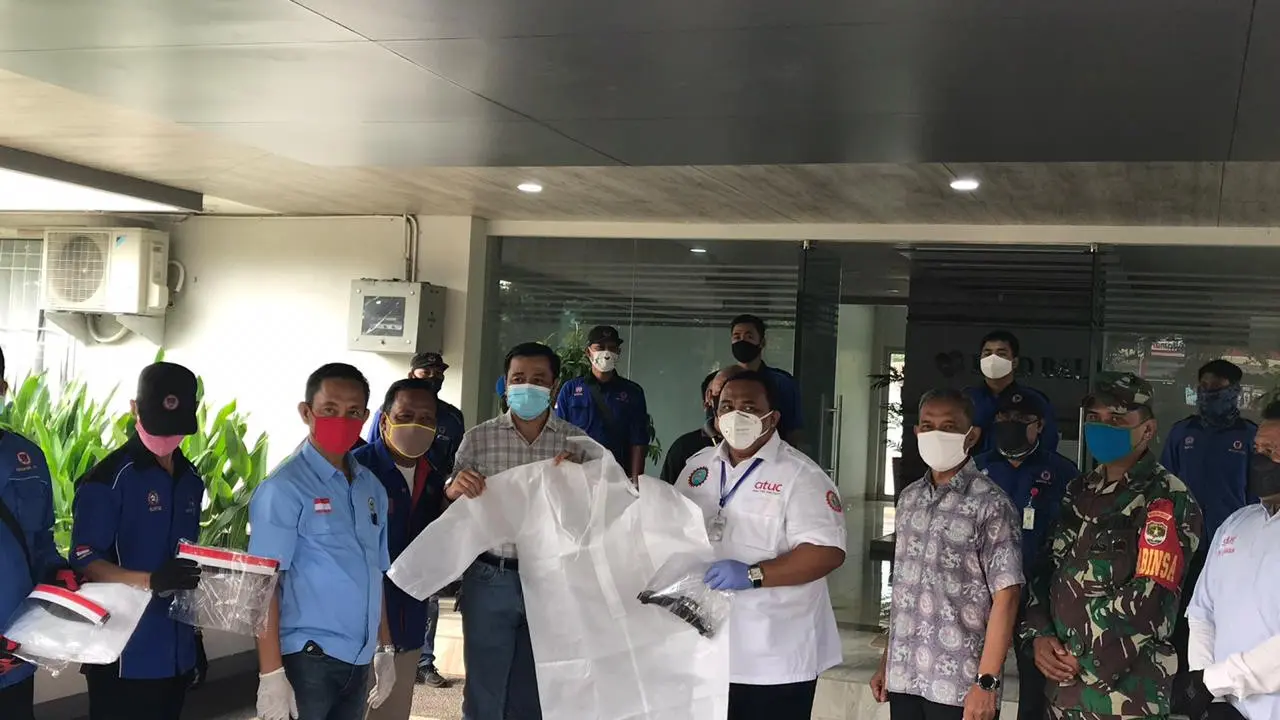Serikat buruh menyerahkan bantuan APD dan Alat Kesehatan ke berbagai Rumah Sakit