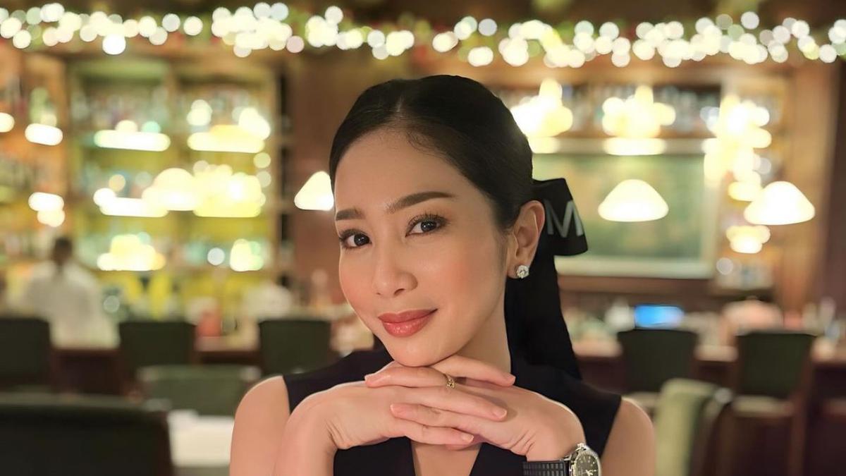 Bunga Zainal Kenakan Dasi untuk Sang Anak, Dukungan Penuh Sebelum Asian World MUN