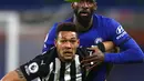 Pemain Newcastle United Joelinton (depan) berebut bola dengan pemain Chelsea Antonio Rudiger pada pertandingan Liga Inggris di Stamford Bridge Stadium, London, Inggris, Senin (15/2/2021). Chelsea menang 2-0. (Adrian Dennis/Pool via AP)