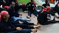 Usai long march Bandung-Jakarta, Yudi ditemani teman-teman sesama buruh melepas penat di sekitar Tugu Proklamasi, Menteng, Jakarta Pusat. (Liputan6.com/Putu Merta Surya Putra)