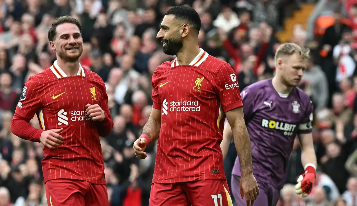 Eksekusi penalti Mohamed Salah pada menit ke-88 mempertebal keunggulan Liverpool atas Southampton. (Paul ELLIS/AFP)