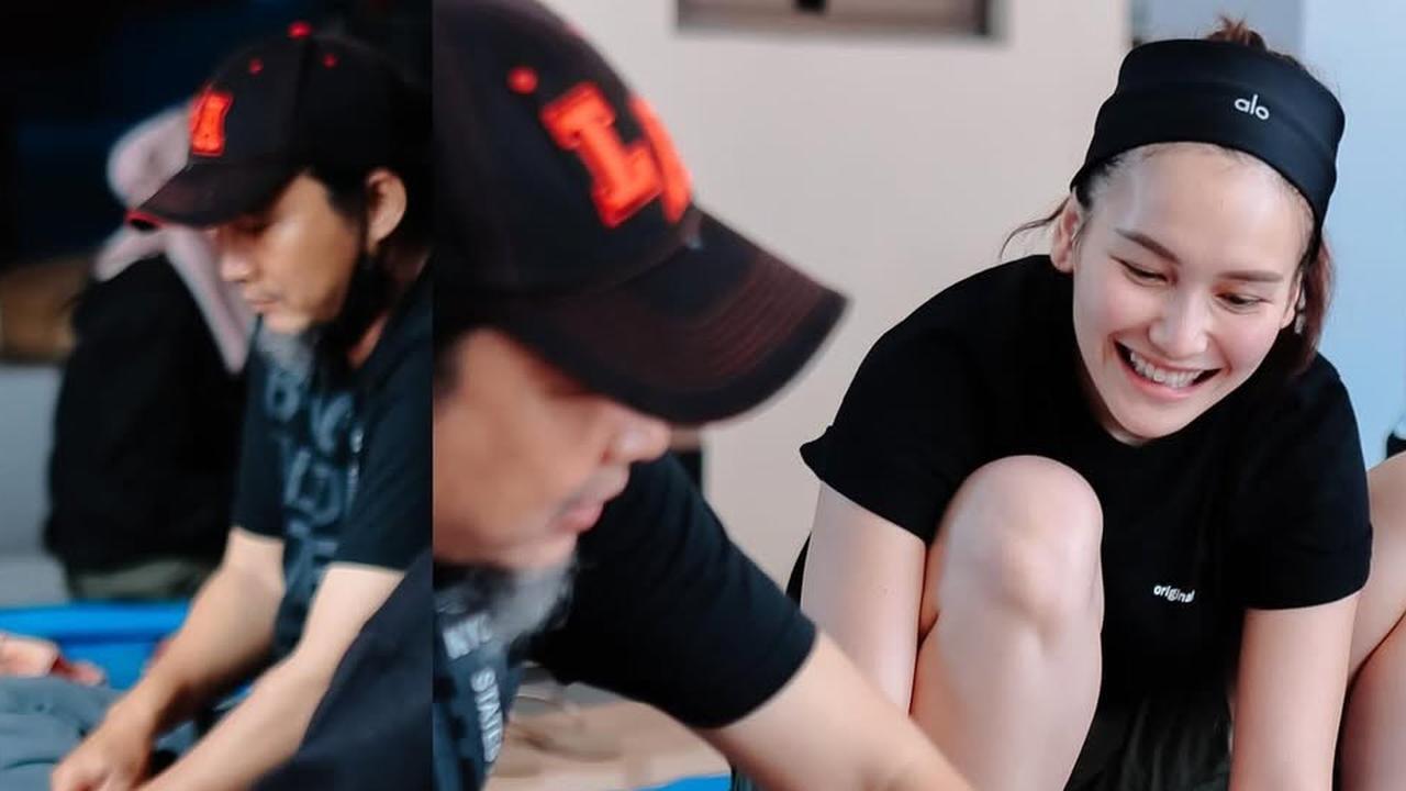 Santainya Ayu Ting Ting Ikut Cacah Daging Kurban di Rumah, Cuma Pakai Kaos dan Celana Pendek Tanpa Pulasan Makeup