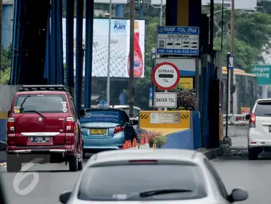 Kendaraan memasuki area gerbang tol Semanggi 2, Jakarta, Selasa (14/3). Badan Pengatur Jalan Tol (BPJT) Kementerian PUPR menargetkan seluruh gerbang tol di Indonesia akan menerapkan transaksi pembayaran nontunai. (Liputan6.com/Faizal Fanani)