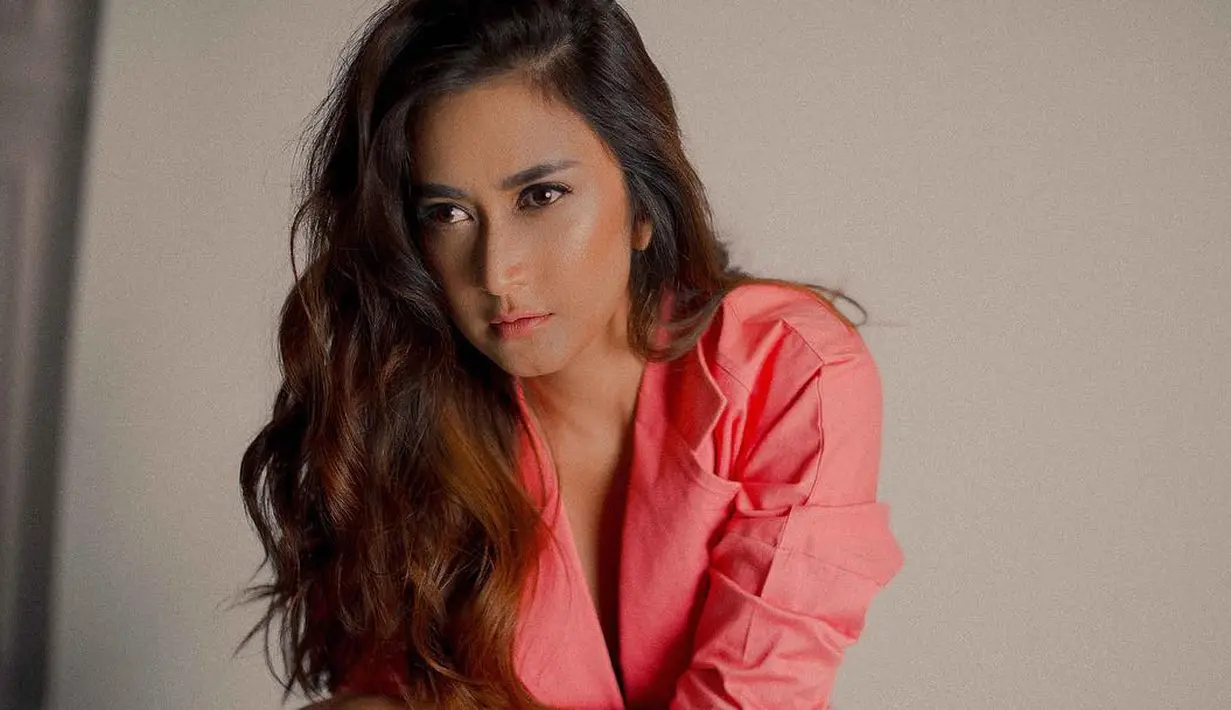 Dalam unggahan foto di Instagram, Nafa Urbach mengaku sedih dan hatinya hancur saat mendengar bom di Gereja Surabaya. (instagram/nafurbach)