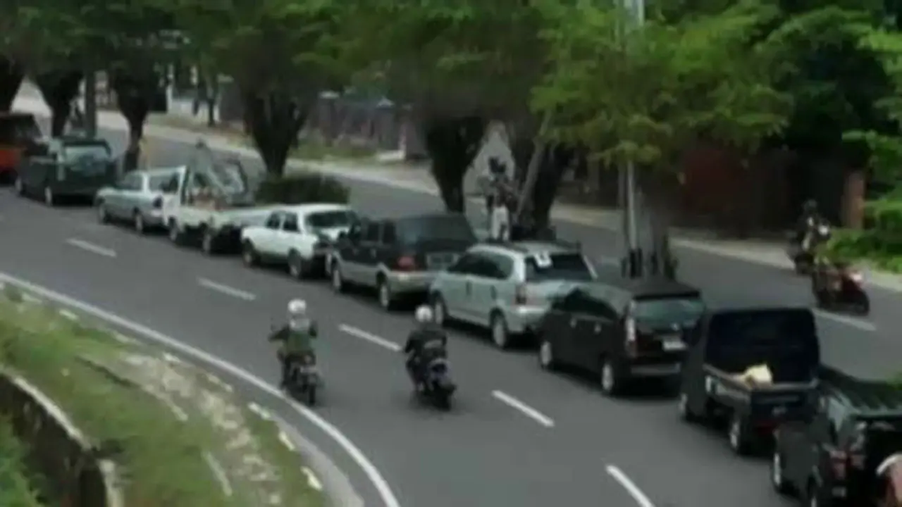 7 Menara Sutet Roboh, Warga Palangkaraya Antre BBM hingga 1 Km