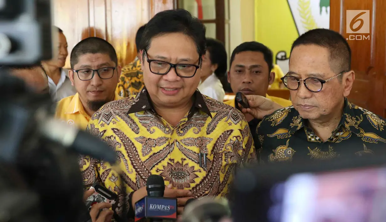 Ketum Partai Golkar, Airlangga Hartarto memberi keterangan usai acara Pembekalan Caleg DPR RI Partai Golongan Karya di Jakarta, Rabu (19/12). Pembekalan diadakan dalam rangka persiapan menghadapi Pemilu 2019 mendatang. (Liputan6.com/Immanuel Antonius)