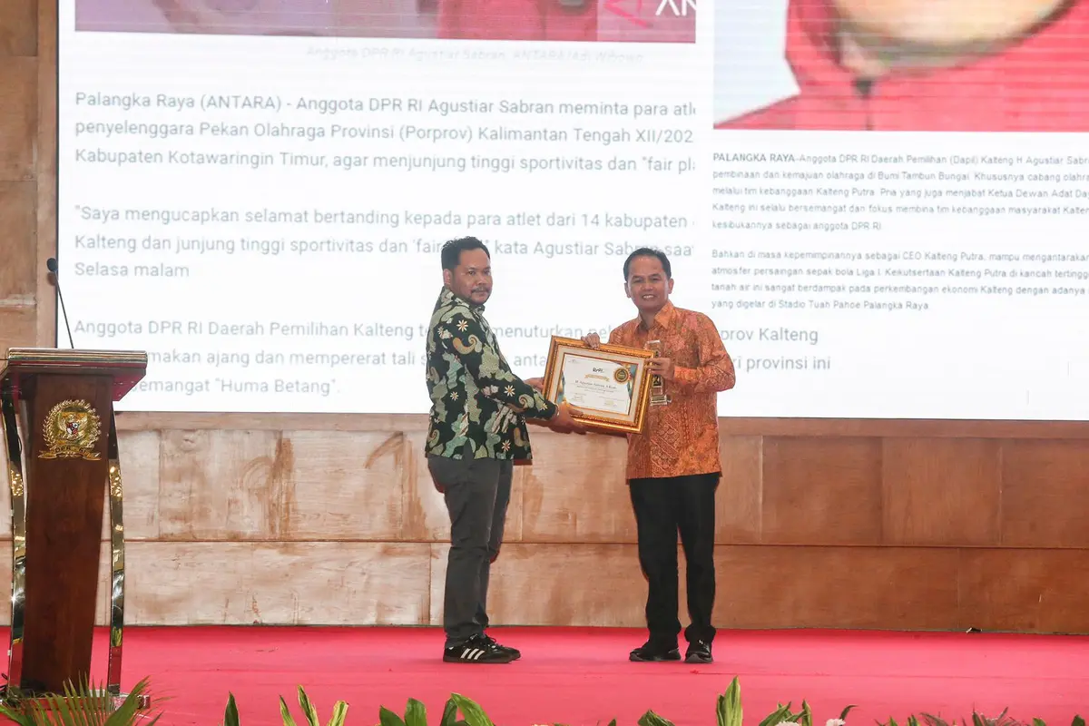 Anggota DPR RI Fraksi PDI Perjuangan (PDIP) Agustiar Sabran meraih penghargaan sebagai 'Legislator Pro Kemajuan Olahraga Nasional' dalam ajang Koordinatoriat Wartawan Parlemen atau KWP Award 2023.