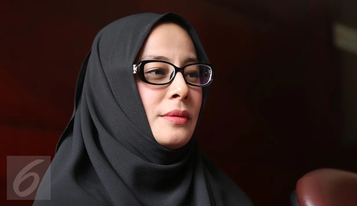 Putri Aisyah Aminah saat jumpa pers di kawasan menteng, Jakarta, Kamis (23/3). Istri Ustad Al Habsyi membeberkan perihal masalah rumah tangganya yang sudah di ujung tanduk. (Liputan6.com/Herman Zakharia)