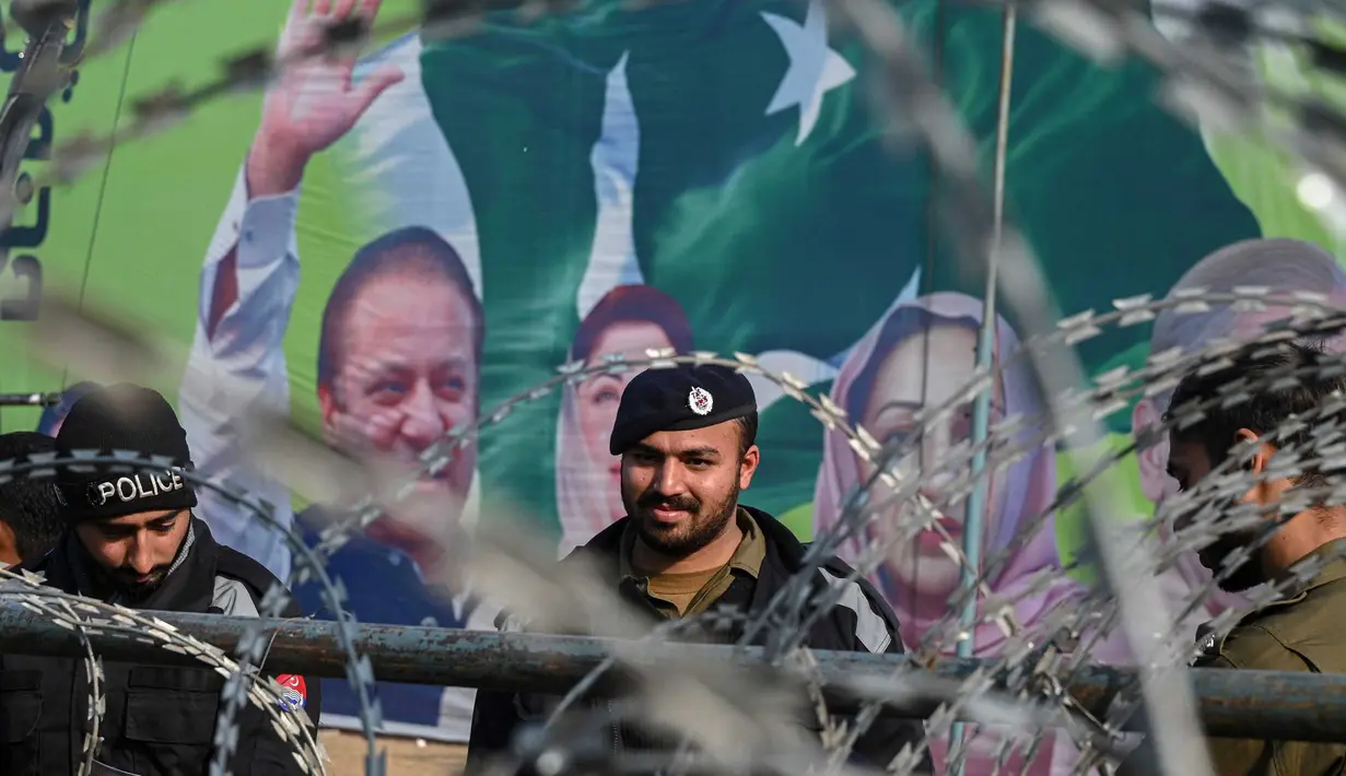 Personel polisi berjaga-jaga dalam sebuah rapat umum kampanye pemilihan umum partai Liga Muslim Pakistan (PML) di Hafizabad, provinsi Punjab, pada 18 Januari 2024. (Arif ALI/AFP)