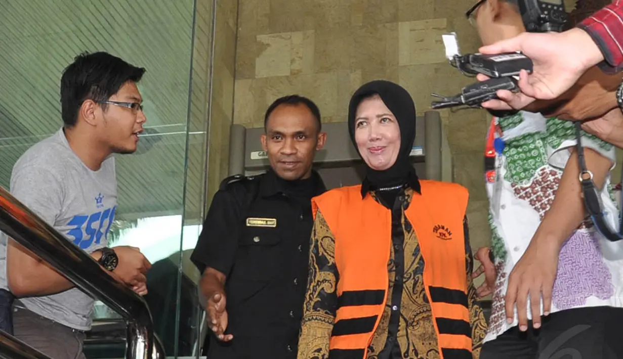 Istri Wali Kota Palembang Romi Herton, Masyitoh, diperiksa KPK selama 30 menit, Jakarta, Kamis (2/10/2014) (Liputan6.Com/Miftahul Hayat)