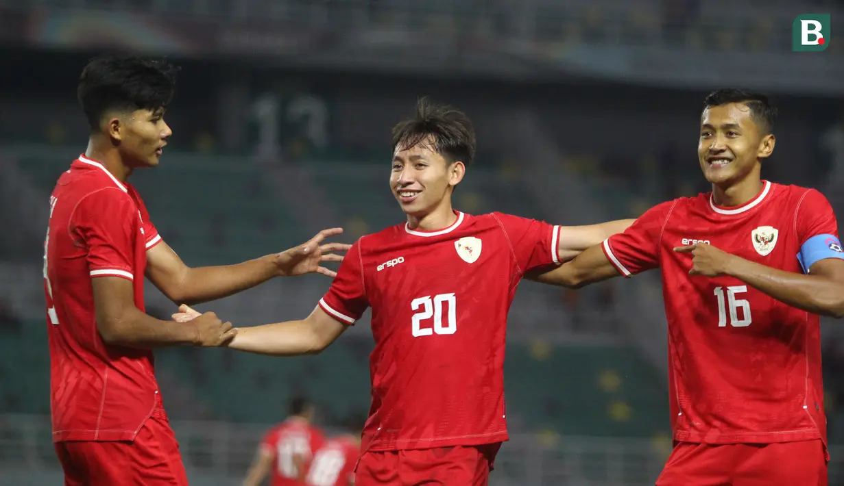 Timnas Indonesia U-19 mengawali langkahnya di ajang Piala AFF U-19 2024 dengan mencatat kemenangan besar 6-0 atas Filipina U-19 di Stadion Gelora Bung Tomo, Surabaya, Rabu (17/7/2024). Setengah lusin gol pasukan Indra Sjafri dihasilkan melalui brace Iqbal Gwijangge dan Arlyansyah Abdulmanan ditambah masing-masing satu gol dari Kadek Arel dan Jens Raven. Dengan hasil ini Garuda Muda sementara memimpin Grup A di atas Timor Leste yang hanya menang 3-2 atas Kamboja di laga lainnya. (Bola.com/Aditya Wany)