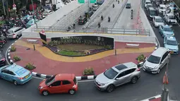Suasana arus lalu lintas di putaran underpass Mampang-Kuningan, Jakarta, Selasa (18/6/2019). Menurut, TomTom Traffic Index penurunan ini membuat Jakarta turun tiga level, jika 2017 lalu berada di peringkat empat, maka 2018 turun ke posisi tujuh kota termacet. (Liputan6.com/Helmi Fithriansyah)