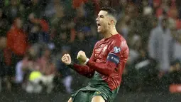Pemain Portugal, Cristiano Ronaldo, melakukan selebrasi setelah mencetak gol ke gawang Slovakia pada laga Kualifikasi EURO 2024 di Stadion Dragao, Sabtu (14/10/2023). (AP Photo/Luis Vieira)