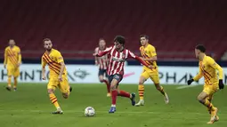 Gelandang Atletico Madrid, Joao Felix membawa bola saat bertanding melawan Barcelona pada pertandingan lanjutan La Liga Spanyol di stadion Wanda Metropolitano di Madrid, Spanyol, Sabtu (21/11/2020). Atletico menang tipis atas Barcelona 1-0. (AP Photo/Bernat Armangue)