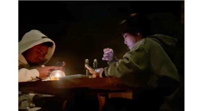 6 Potret Fuji Kepergok Nonton Timnas di Surabaya, Dinner Bareng Asnawi Mangkualam