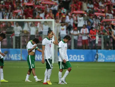 Sejumlah penggawa timnas Indonesia U-23 tertunduk usai dikalahkan Myanmar 4-2 di laga penyisihan grup A Sea Games 2015 di Stadion Jalan Besar, Singapura, Selasa (2/6/2015). (Liputan6.com/Helmi Fithriansyah)