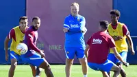 Kedua, Koeman mengubah sistem dan gaya bermain Barcelona. Pola 4-2-3-1 lebih ia pilih dibanding pola 4-3-3 yang merupakan gaya alami bermain Barcelona. Bahkan, tiki-taka khas Blaugrana mulai ia tinggalkan. (AFP/Pau Barrena)